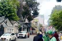 Cứu 3 người trong vụ cháy nhà gần trường học ở TPHCM