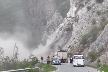 Khoảnh khắc núi đá sạt lở xuống đường có nhiều phương tiện qua lại