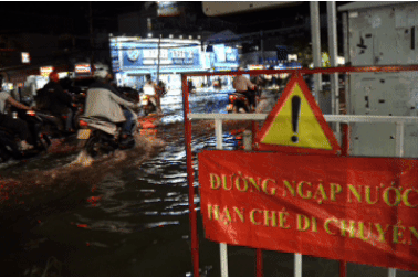 Triều cường dâng cao, người dân TPHCM chật vật trong đêm ngập