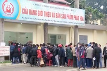 Dân xếp hàng chờ mua pháo hoa, website Nhà máy Z121 "nghẽn mạng"