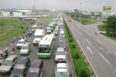 TPHCM: Tốc độ xe cơ giới gấp đôi... đi bộ