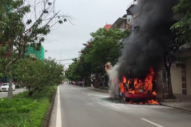 Xe buýt bốc cháy dữ dội, hành khách hoảng loạn tháo chạy (Clip: Vũ Lê)
