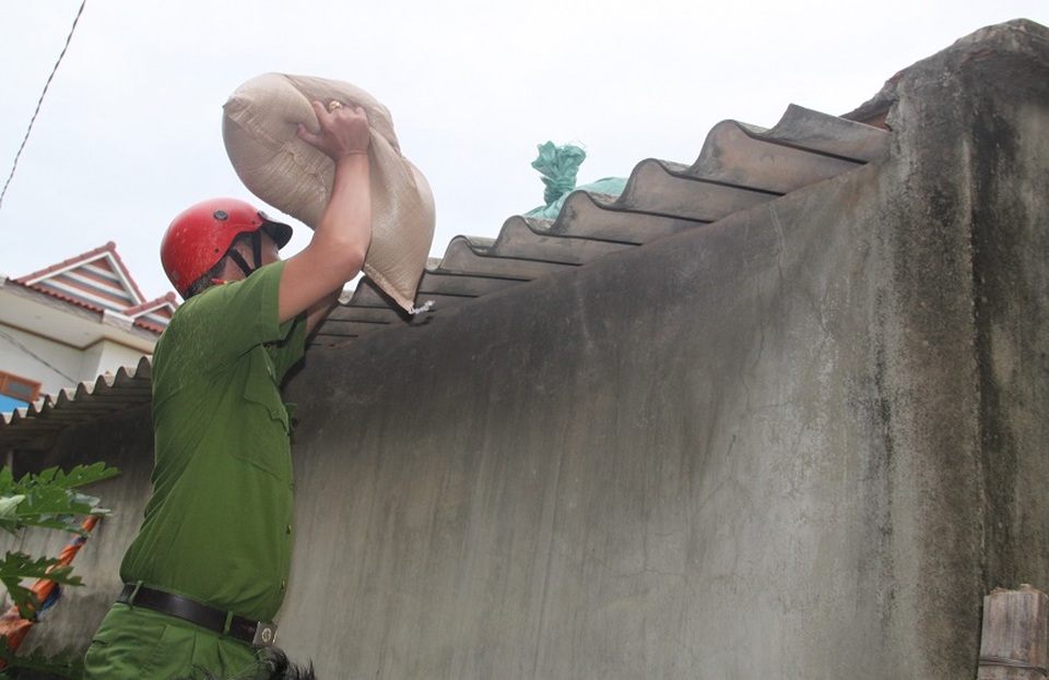 Bình Định dự kiến di dời gần 4.300 người dân tránh bão số 10 - 4 Bình Định dự kiến di dời gần 4.300 người dân tránh bão số 10 - 4