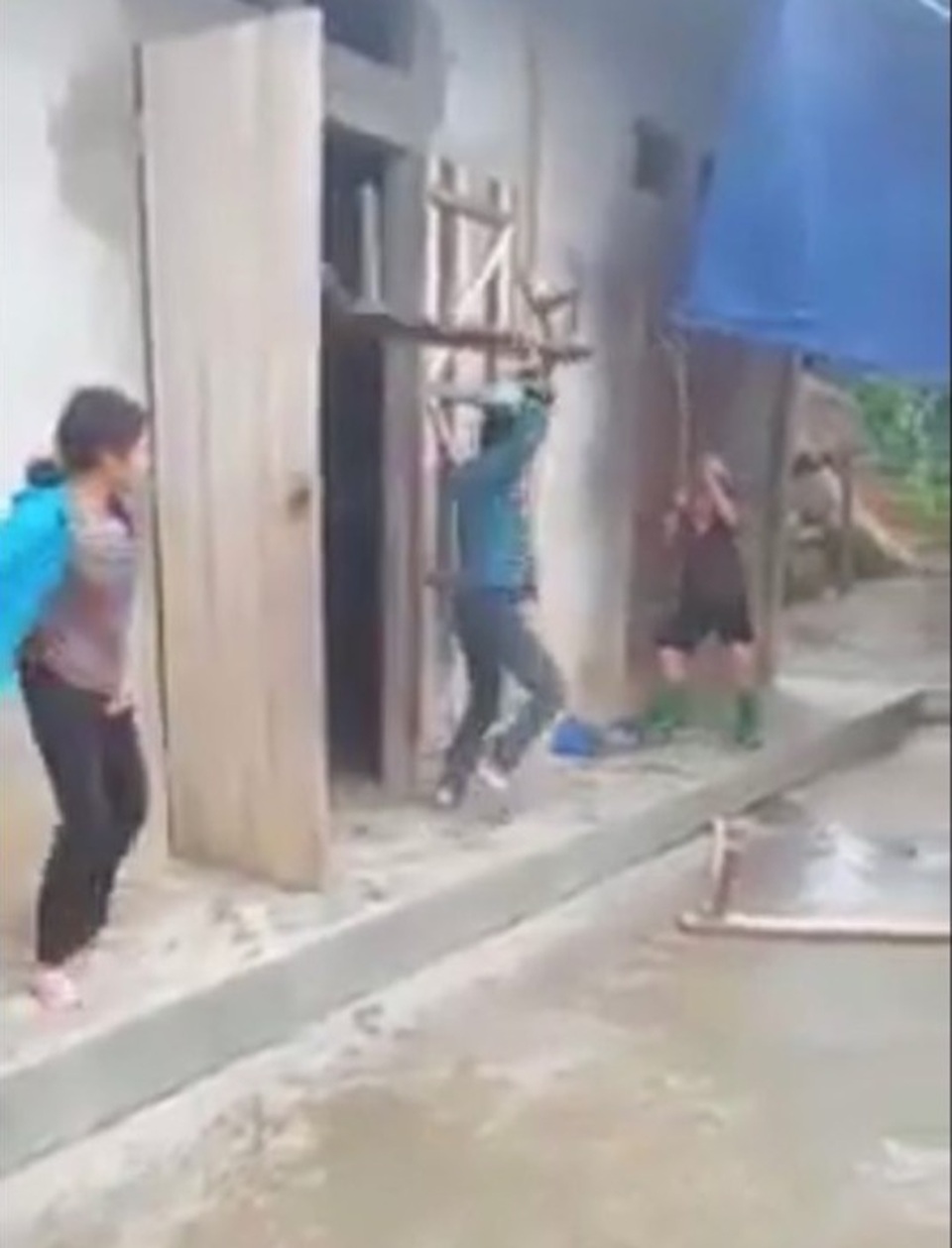 Điều tra nghi án con trai vác ghế đánh mẹ già - 1 Điều tra nghi án con trai vác ghế đánh mẹ già - 1