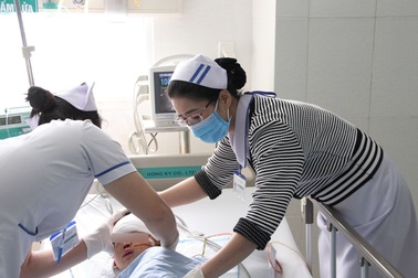 Đưa người cha nghi chém con phải khâu gần 300 mũi đi giám định tâm thần