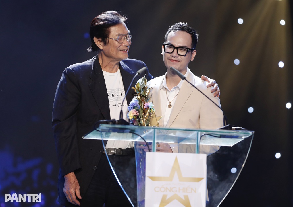 Cống hiến 2023: Hoàng Thùy Linh khóc nấc ẵm 3 giải, ngập ngừng nhắc Đen Vâu - 6