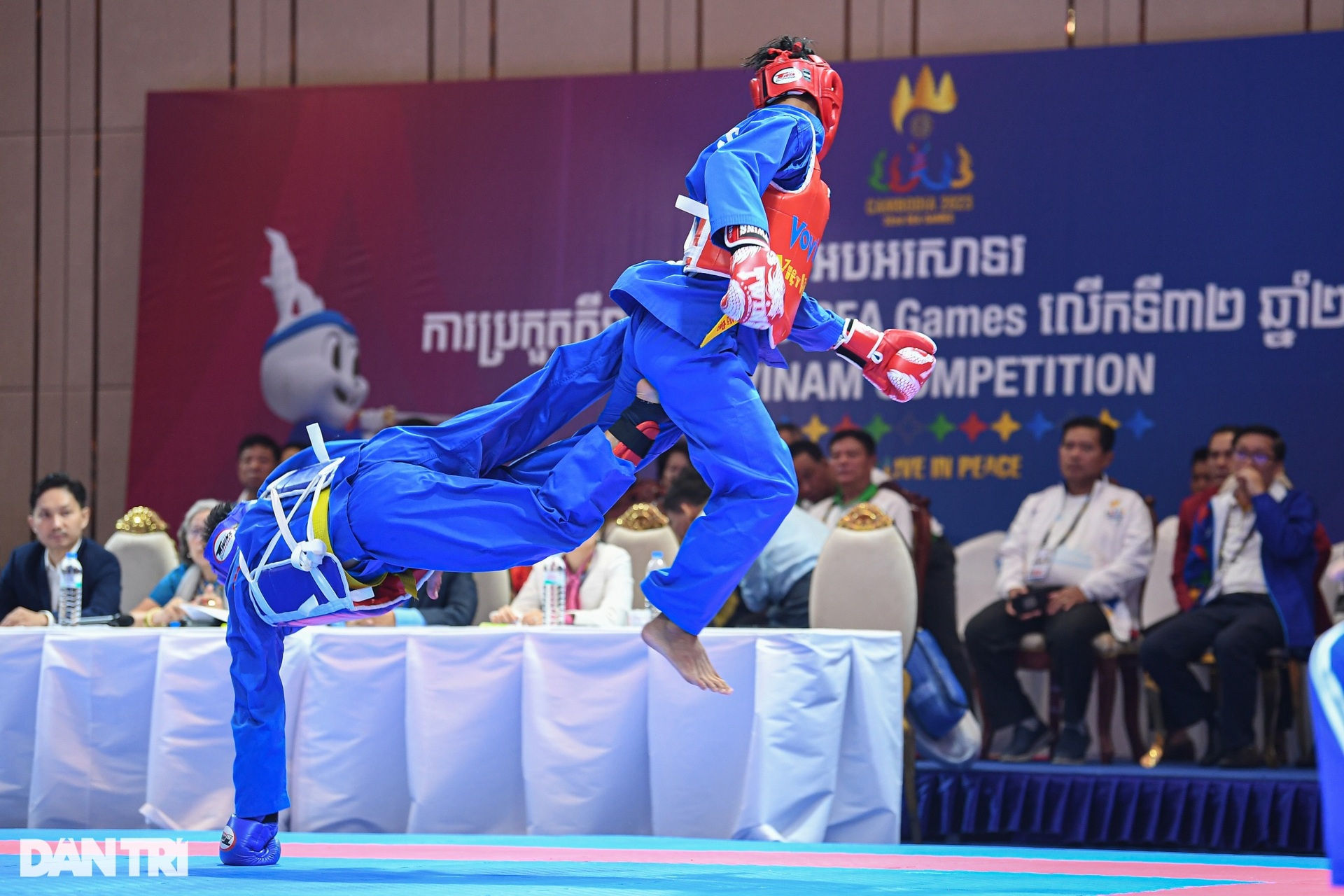 Võ sĩ Việt tung đòn cực mạnh khiến đối thủ nằm bất động trên sân - 6 Võ sĩ Việt tung đòn cực mạnh khiến đối thủ nằm bất động trên sân - 6