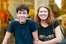 Nghề làm "mẹ" độc lạ cho Gen Z rộ lên tại Mỹ