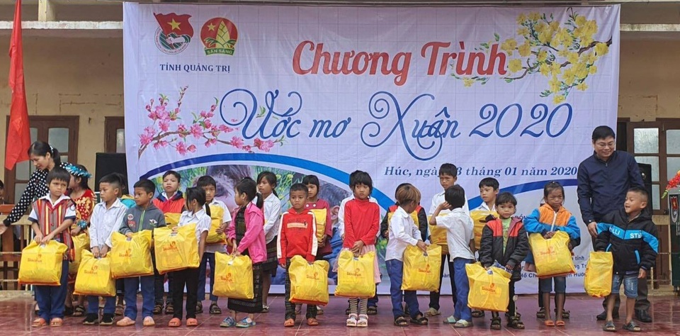 Trao hàng trăm phần quà “Ước mơ Xuân” đến với người dân, học sinh miền núi - 2 Trao hàng trăm phần quà “Ước mơ Xuân” đến với người dân, học sinh miền núi - 2