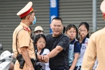 CSGT Hà Nội xử lý loạt phụ huynh chở con kẹp 3, kẹp 4 tới trường