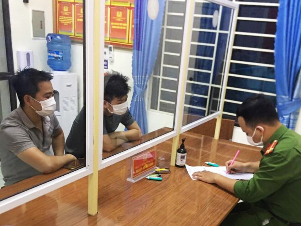Hai thanh niên không đeo khẩu trang tung tăng trong thôn bị phong tỏa - 1 Hai thanh niên không đeo khẩu trang tung tăng trong thôn bị phong tỏa - 1