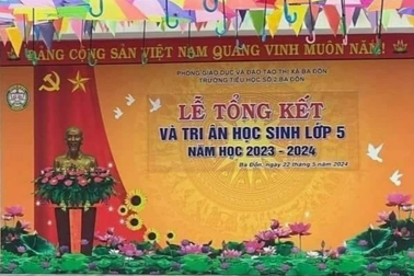 Xôn xao trường học treo phông nền "Tri ân học sinh lớp 5" tại lễ tổng kết
