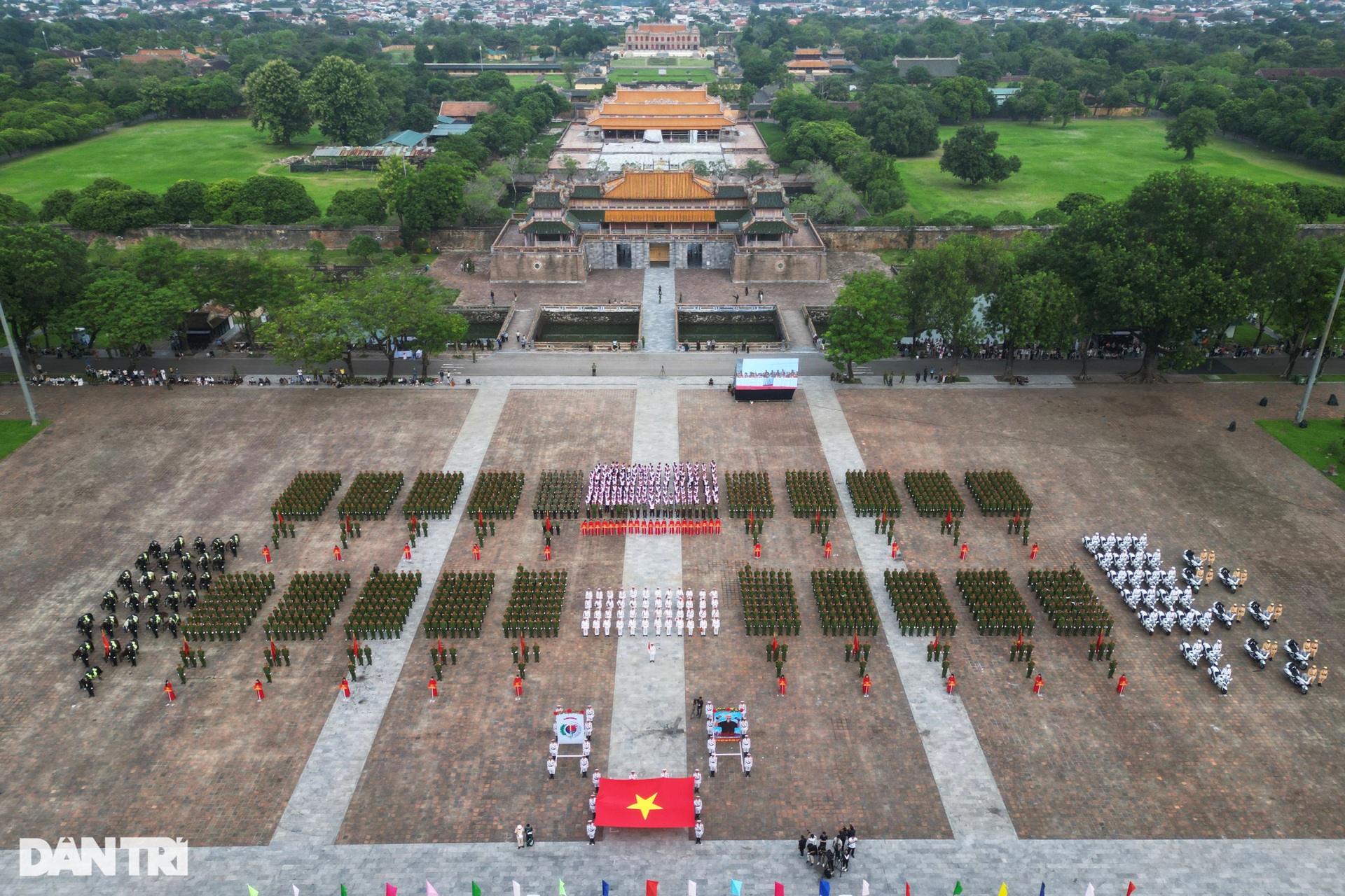 Xem chiến sĩ công an tay không công phá vật cứng - 1