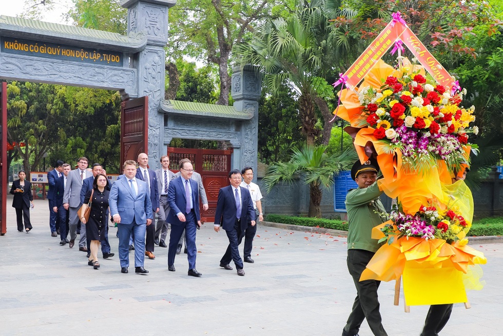 Chuyện những người thay gia đình Bác tiếp khách - 1 Chuyện những người thay gia đình Bác tiếp khách - 1