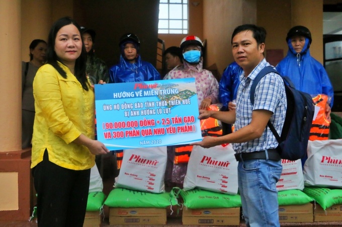 Nhà báo Hồ Ngọc Minh (phóng viên thường trú báo Phụ nữ TP. Hồ Chí Minh tại Huế) trong chuyến trao quà cho người nghèo