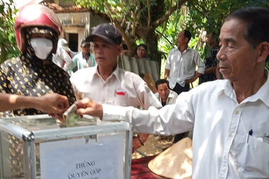 Theo bố mẹ đi bắt hến ở sông, 3 anh em ruột đuối nước tử vong