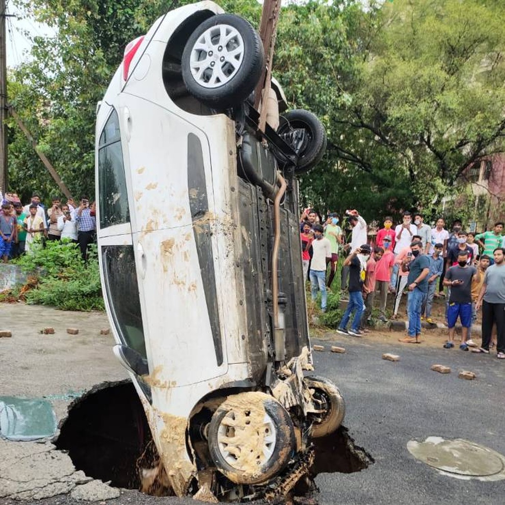 Tài xế bị mắc kẹt khi ô tô bất ngờ sụp hố tử thần trên đường - 2 Tài xế bị mắc kẹt khi ô tô bất ngờ sụp hố tử thần trên đường - 2