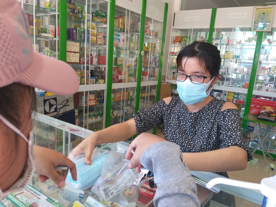 Đà Nẵng: Giá 1 hộp khẩu trang bán lẻ đã tăng hơn gấp đôi - 2 Đà Nẵng: Giá 1 hộp khẩu trang bán lẻ đã tăng hơn gấp đôi - 2