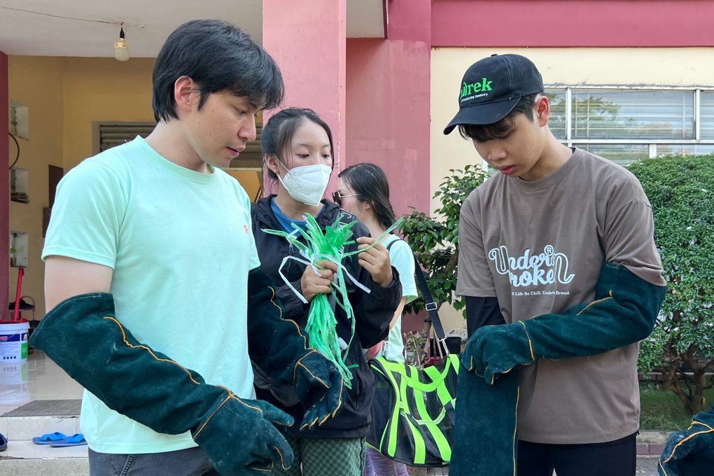 Nín thở canh bắt mèo hoang ở công viên TPHCM về triệt sản - 1 Nín thở canh bắt mèo hoang ở công viên TPHCM về triệt sản - 1