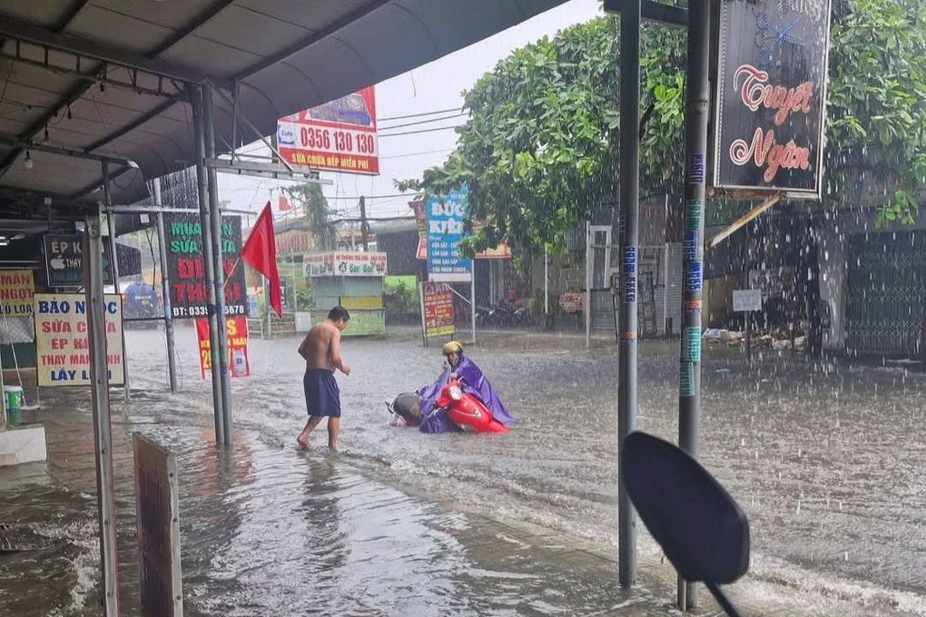 Công an Đồng Nai tìm kiếm bé 10 tuổi nghi bị nước cuốn trong mưa lớn - 2 Công an Đồng Nai tìm kiếm bé 10 tuổi nghi bị nước cuốn trong mưa lớn - 2