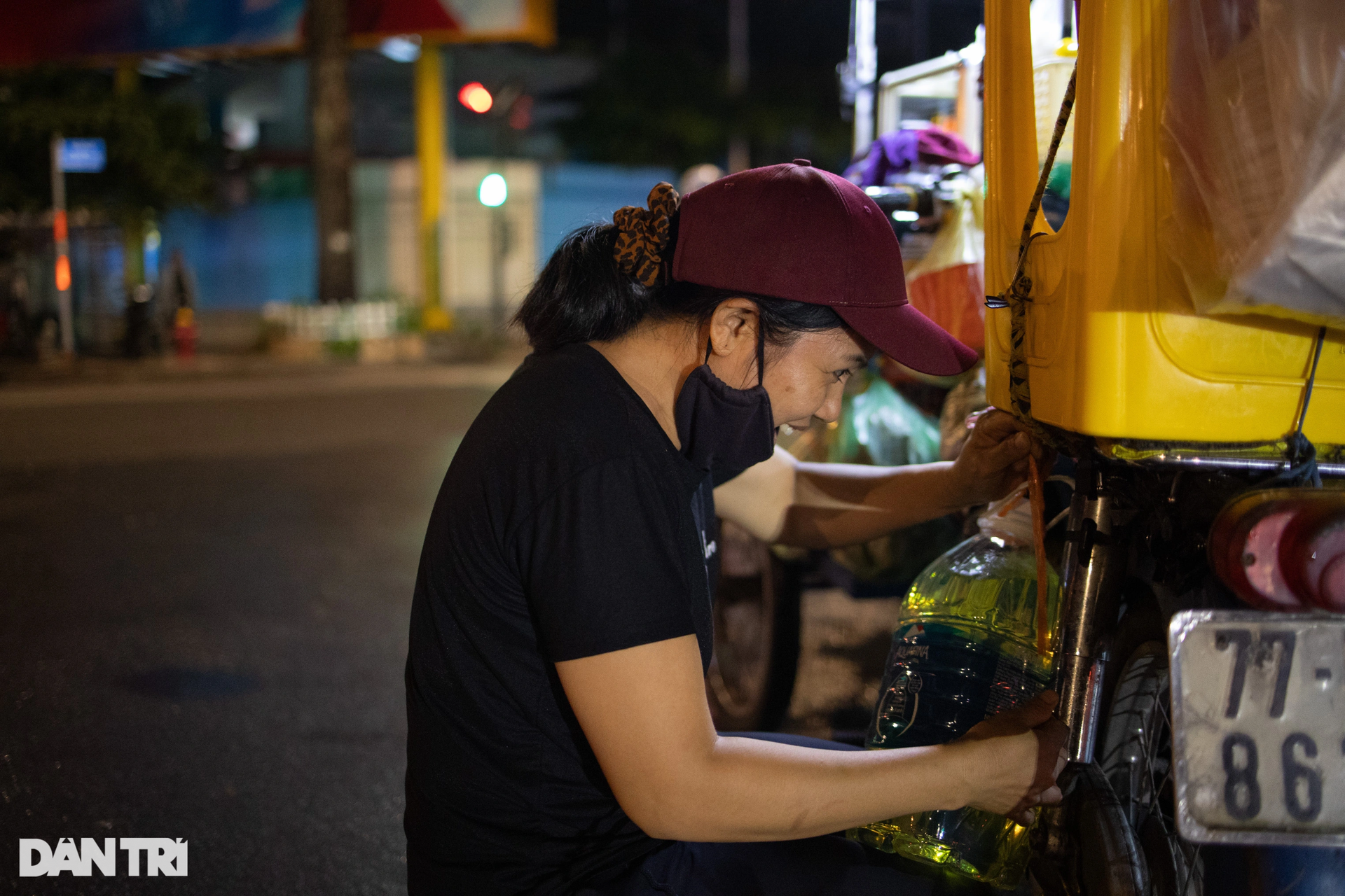 Người dân TPHCM mang can nhựa đi mua xăng xuyên đêm - 7 Người dân TPHCM mang can nhựa đi mua xăng xuyên đêm - 7