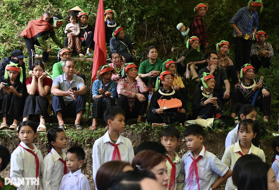 Niềm vui khó nói thành lời của đồng bào Dao trong ngày khởi công cầu - 3 Niềm vui khó nói thành lời của đồng bào Dao trong ngày khởi công cầu - 3