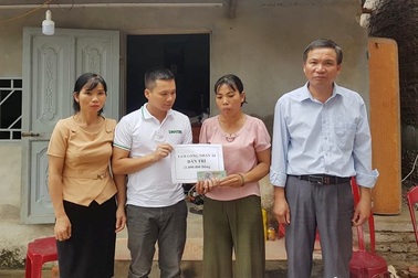 Người mẹ có con trai quên mình cứu bạn nghẹn ngào nhận quà bạn đọc Dân trí