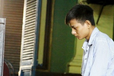 Thanh niên dẫn bạn gái nhí vào công viên “làm chuyện người lớn”