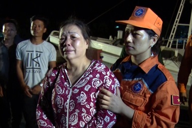 Vụ 9 thuyền viên mất tích: Gia đình cạn nước mắt đón nạn nhân đầu tiên