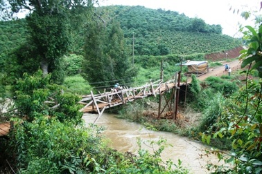 Cầu "như răng sắp rụng", chính quyền vẫn mải... chờ nhau