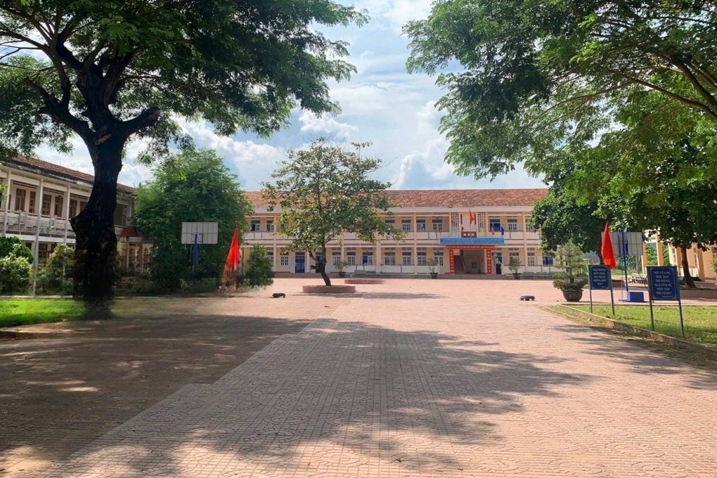 Dezbatere privind măsurile disciplinare împotriva directorului adjunct pentru că i-a obligat pe elevi să chiulească de la ore pentru a strânge gunoiul - Partea 1 Tranh luận việc kiểm điểm phó hiệu trưởng bắt học sinh dừng học đi dọn rác - 1