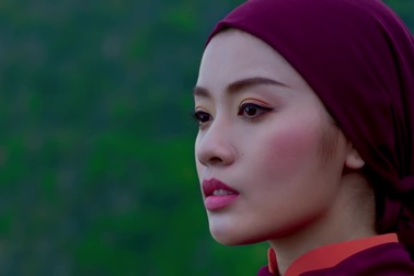 Hotboy Hiếu Su cạo trọc đầu để đóng Thiền sư trong MV "Mơ duyên" của Sao mai Thu Hằng