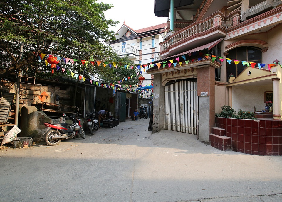 Nhà của người chết len giữa nhà người sống trên mặt đường Hà Nội - 3