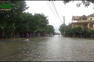 Thành phố Đồng Hới ngập trong nước lũ