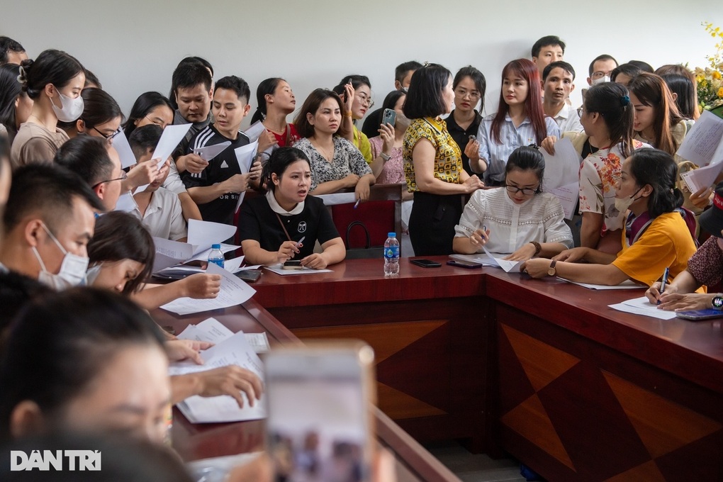 Phụ huynh vây trường xin học cho con và những điểm nóng tuyển sinh 2024 - 1 Phụ huynh vây trường xin học cho con và những điểm nóng tuyển sinh 2024 - 1