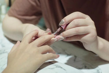 Chồng "tiếp tế" đồ ăn, đợi vợ 5 tiếng ở tiệm làm móng ngày Tết