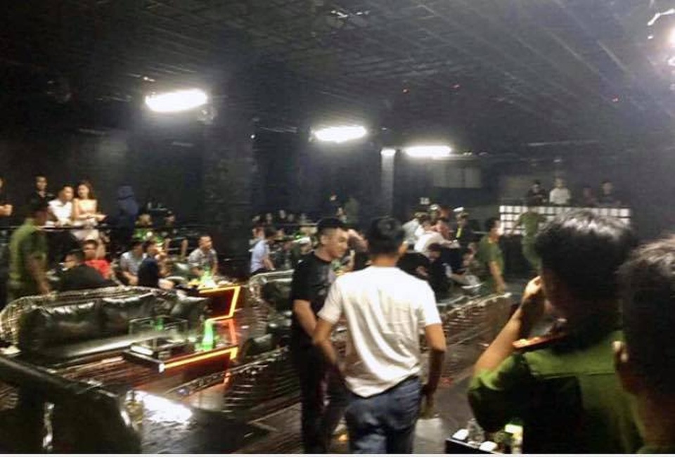 Phát hiện 24 “dân chơi” phê thuốc trong quán bar trá hình - 1 Phát hiện 24 “dân chơi” phê thuốc trong quán bar trá hình - 1
