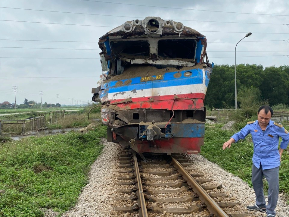 Xe tải bị tàu khách hất văng khi cố vượt qua đường sắt - 2