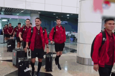 CĐV Việt tại Malaysia nồng nhiệt đón đội tuyển Việt Nam