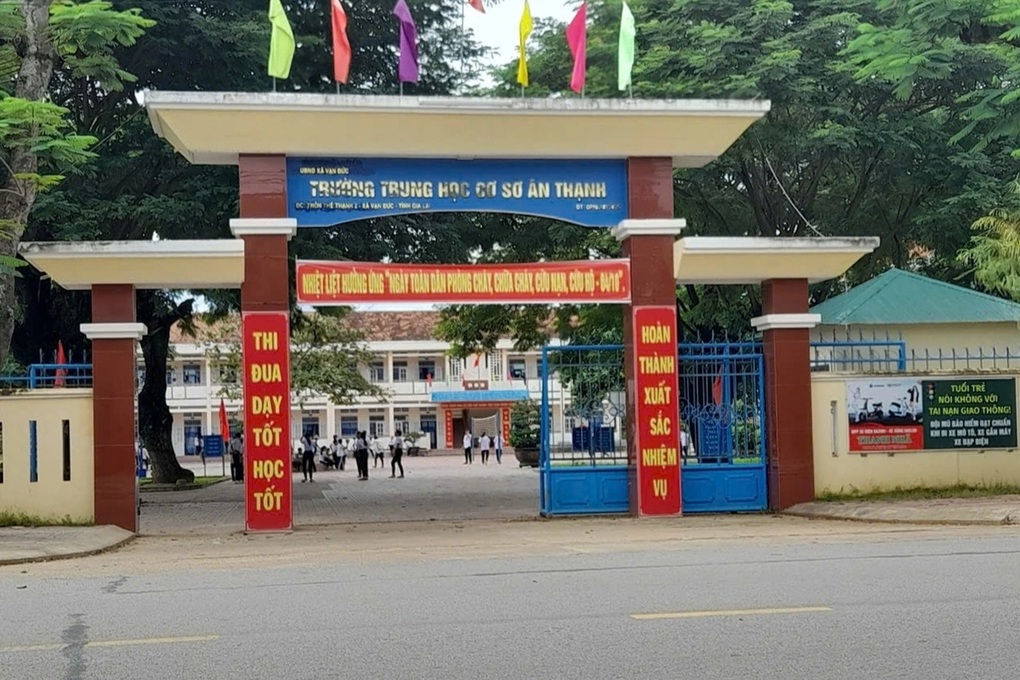 Vụ bắt học sinh dừng học đi dọn rác: Thầy hay phụ huynh thiếu chuẩn? - 2 Vụ bắt học sinh dừng học đi dọn rác: Thầy hay phụ huynh thiếu chuẩn? - 2