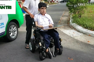 Nam sinh khuyết tật đi xe lăn điện ứng thí