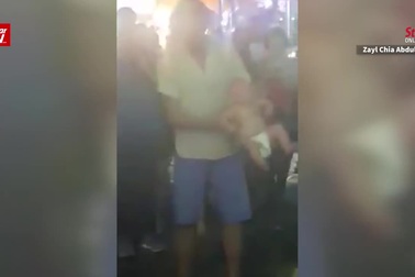 Khách Tây tung hứng trẻ sơ sinh trong màn biểu diễn mạo hiểm để xin tiền đi du lịch