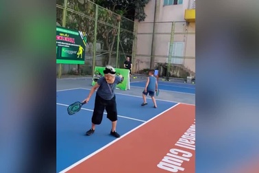 Cụ bà gần 100 tuổi gây sửng sốt khi chơi Pickleball.