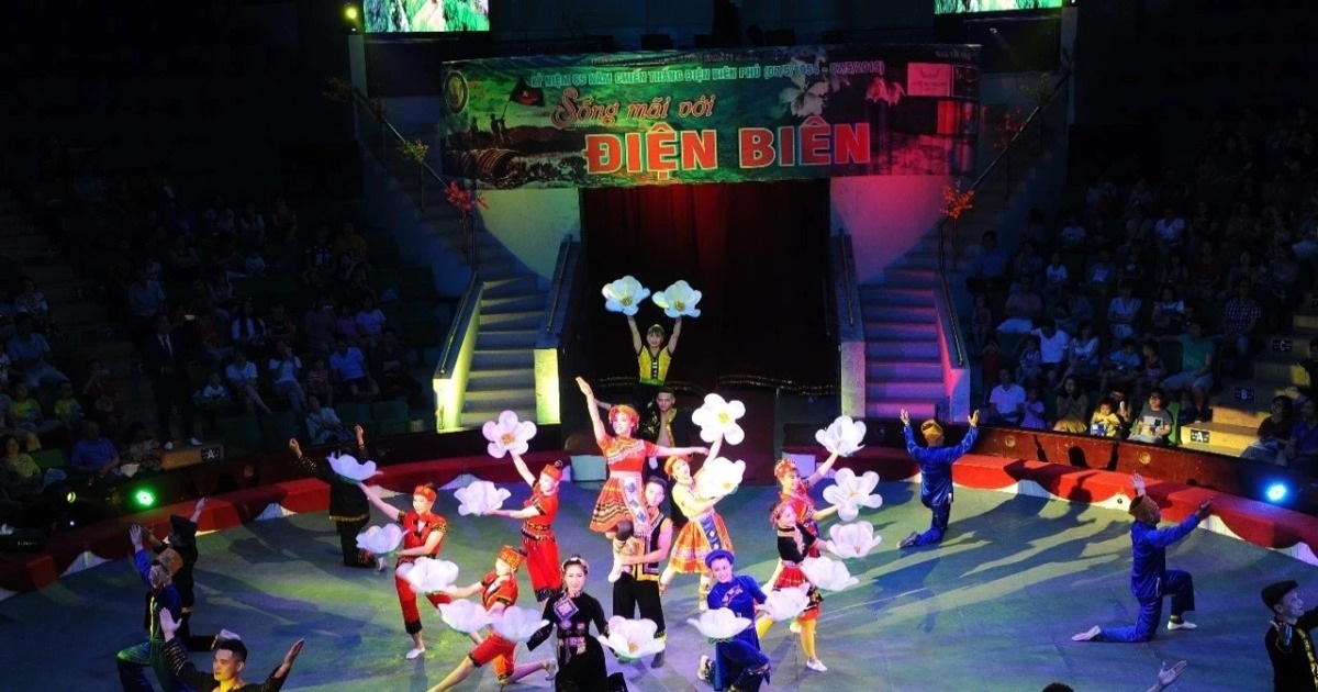 View - "Hò kéo pháo" biểu diễn trên sân khấu Xiếc mừng chiến thắng Điện Biên Phủ | Báo Dân trí