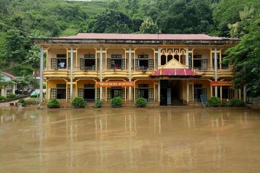 Niềm vui của thầy cô giáo vùng cao ngày cận Tết