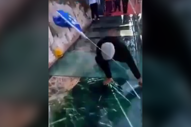 Du khách Trung Quốc "tá hỏa" vì nứt lối đi bằng kính trên vách đá