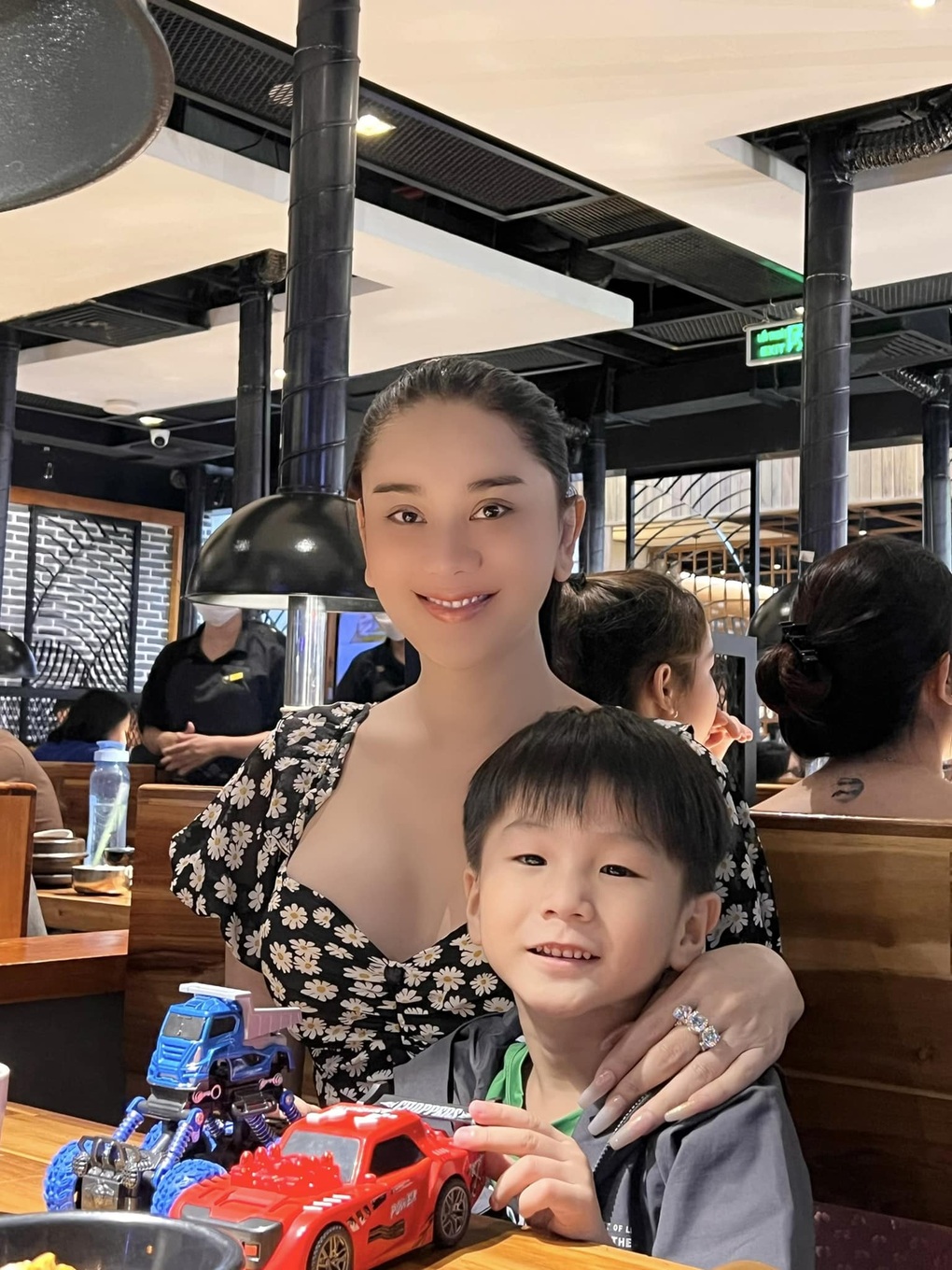 Lâm Khánh Chi: Liên tục trùng tu nhan sắc, vẻ ngoài khác lạ gây chú ý - 8 Lâm Khánh Chi: Liên tục trùng tu nhan sắc, vẻ ngoài khác lạ gây chú ý - 8
