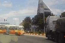 Kinh hãi khoảnh khắc xe container vượt đèn đỏ tông lật xe buýt