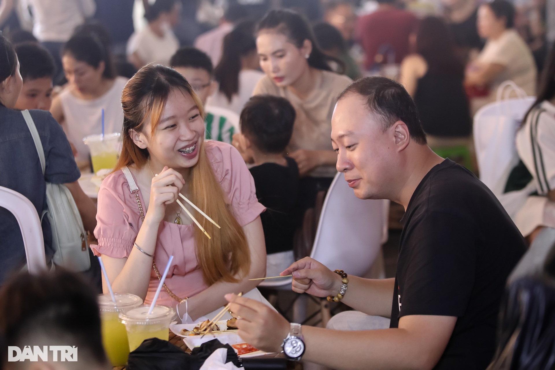 Người dân TPHCM chen chật kín tại không gian ẩm thực Lễ hội Sông nước - 9 Người dân TPHCM chen chật kín tại không gian ẩm thực Lễ hội Sông nước - 9