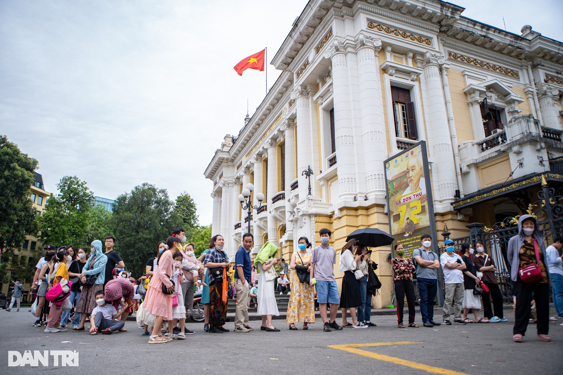 Xếp hàng dài đằng đẵng, đợi 3 tiếng đi xe buýt hai tầng miễn phí ở Hà Nội - 10 Xếp hàng dài đằng đẵng, đợi 3 tiếng đi xe buýt hai tầng miễn phí ở Hà Nội - 10